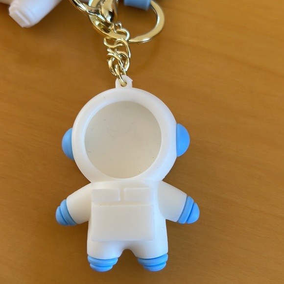 Airpods case - Picture 2 of 5